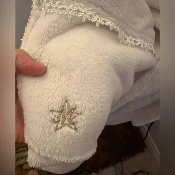 Subtle Luxury White Robe - Picture 5 of 8